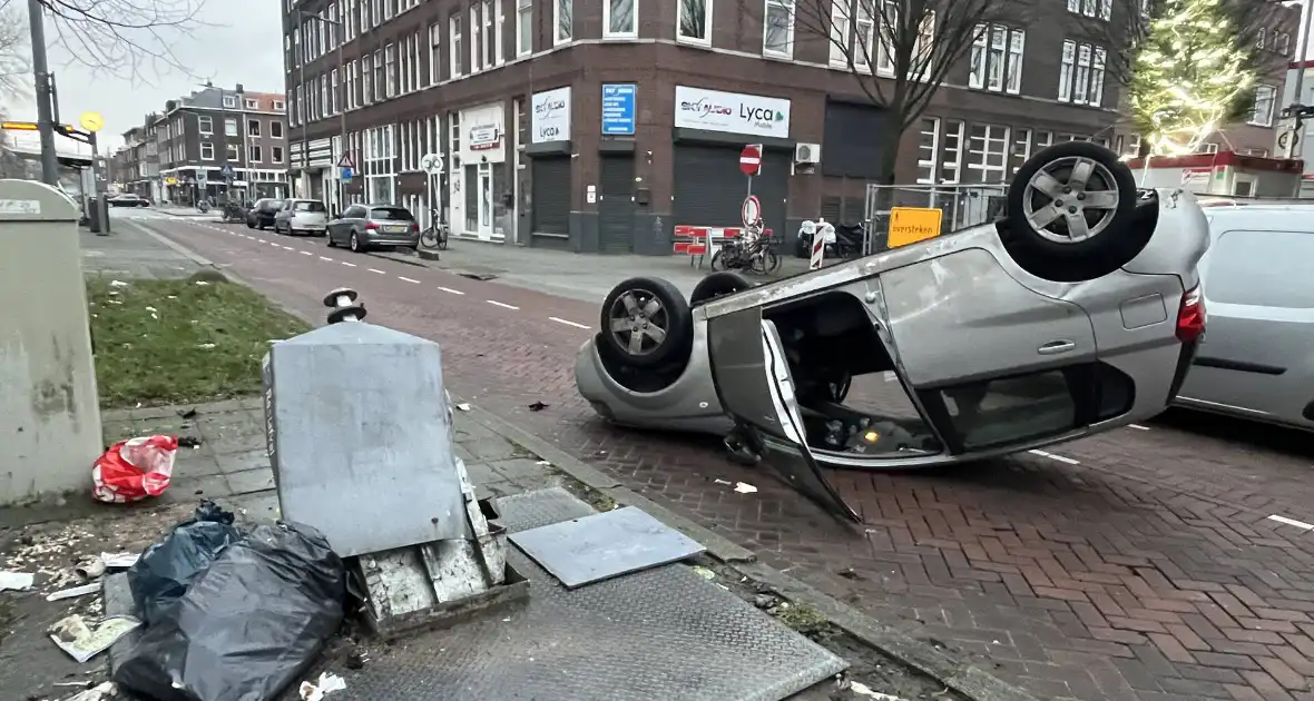 Automobilist botst op container en vliegt over de kop - Foto 10