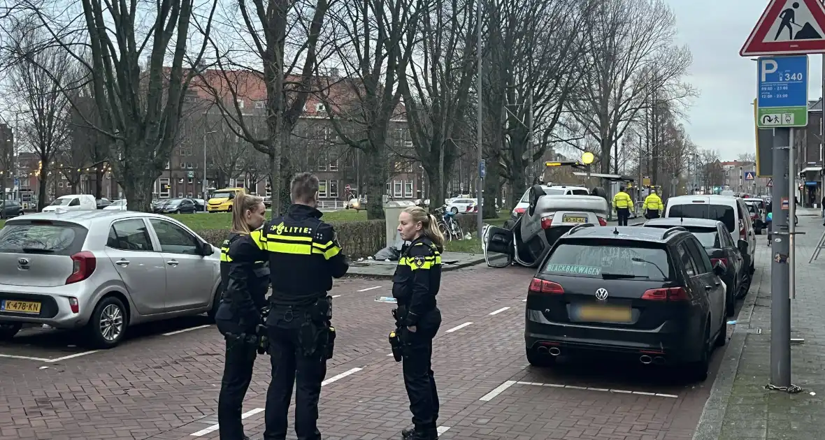 Automobilist botst op container en vliegt over de kop - Foto 2