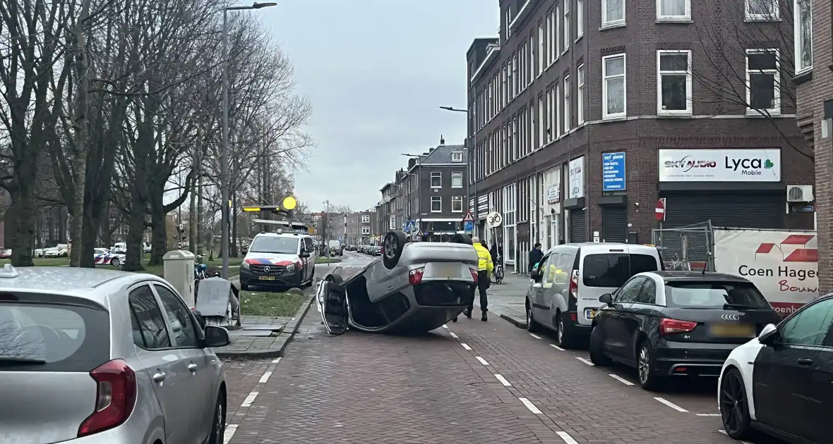 Automobilist botst op container en vliegt over de kop - Foto 3