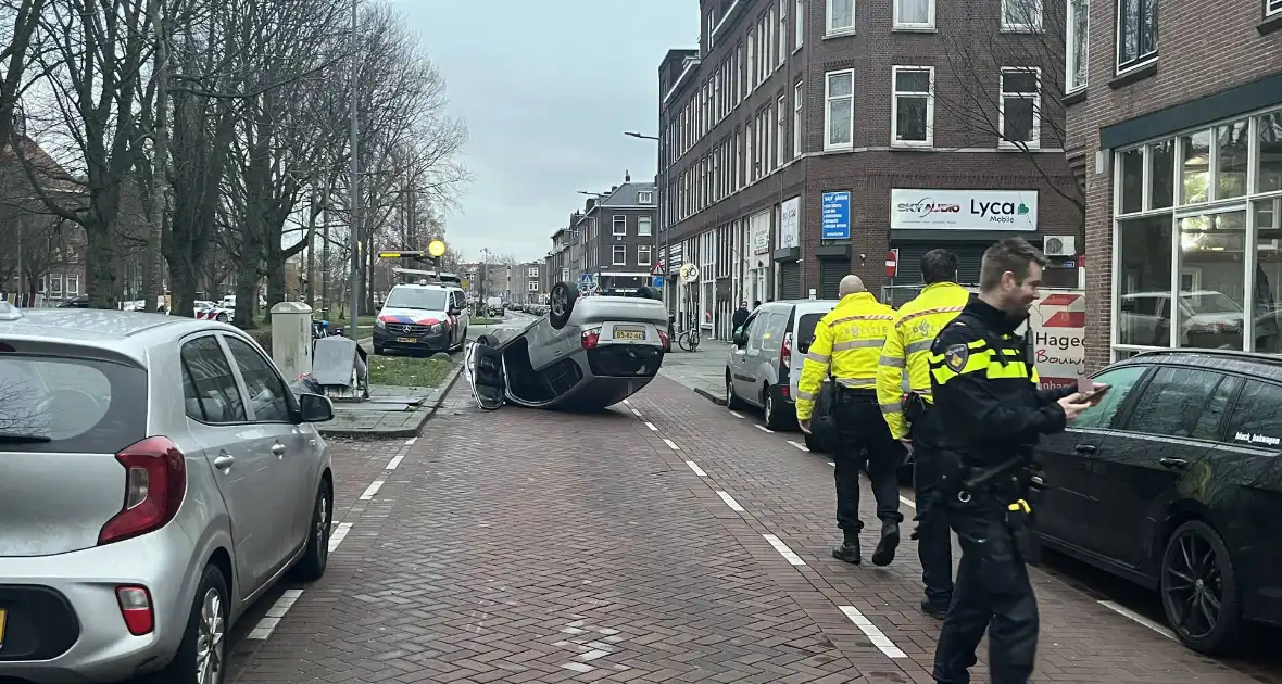 Automobilist botst op container en vliegt over de kop - Foto 4