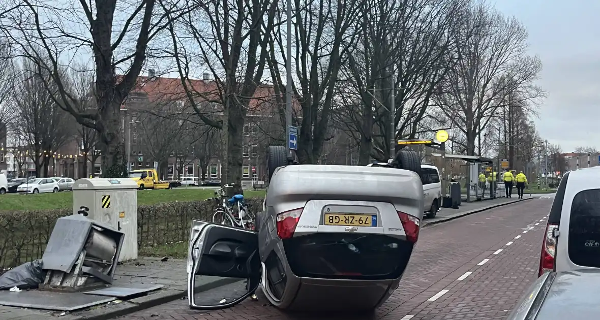 Automobilist botst op container en vliegt over de kop - Foto 5