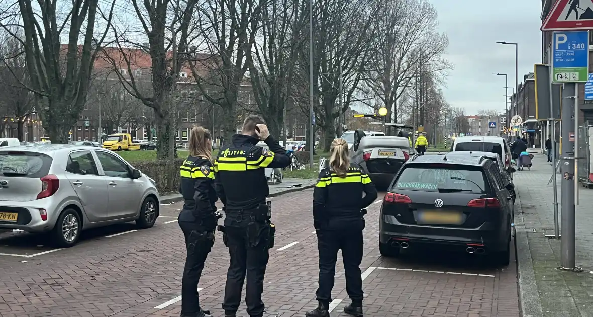 Automobilist botst op container en vliegt over de kop - Foto 6