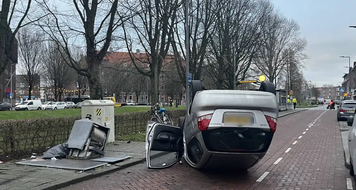 Automobilist botst op container en vliegt over de kop - Foto 7