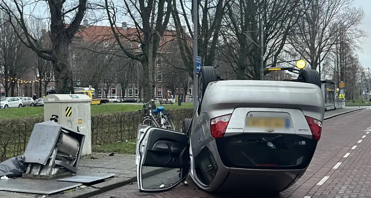 Automobilist botst op container en vliegt over de kop - Foto 9