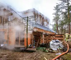 Uitslaande brand in houten woning