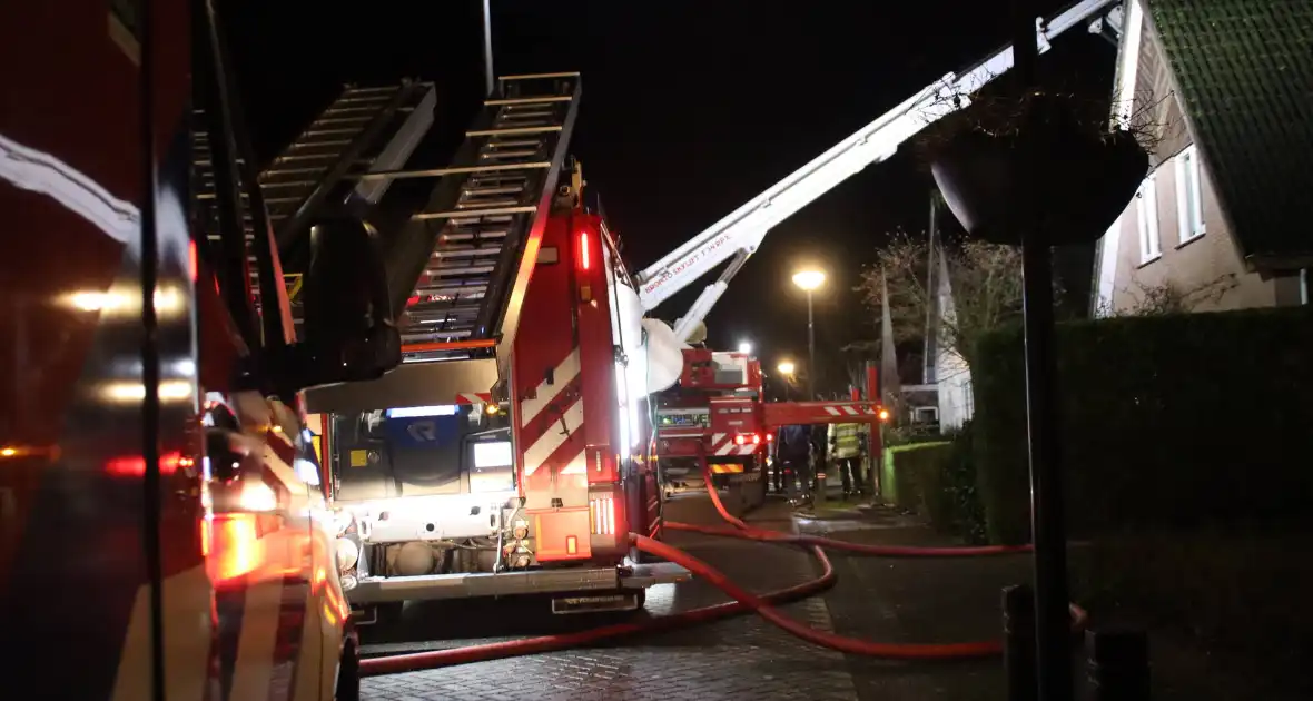 Brandweerlieden slopen dak na brand