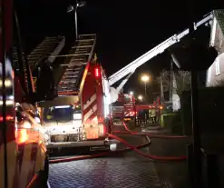 Brandweerlieden slopen dak na brand