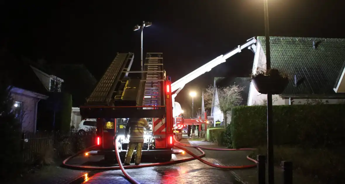 Brandweerlieden slopen dak na brand - Foto 5