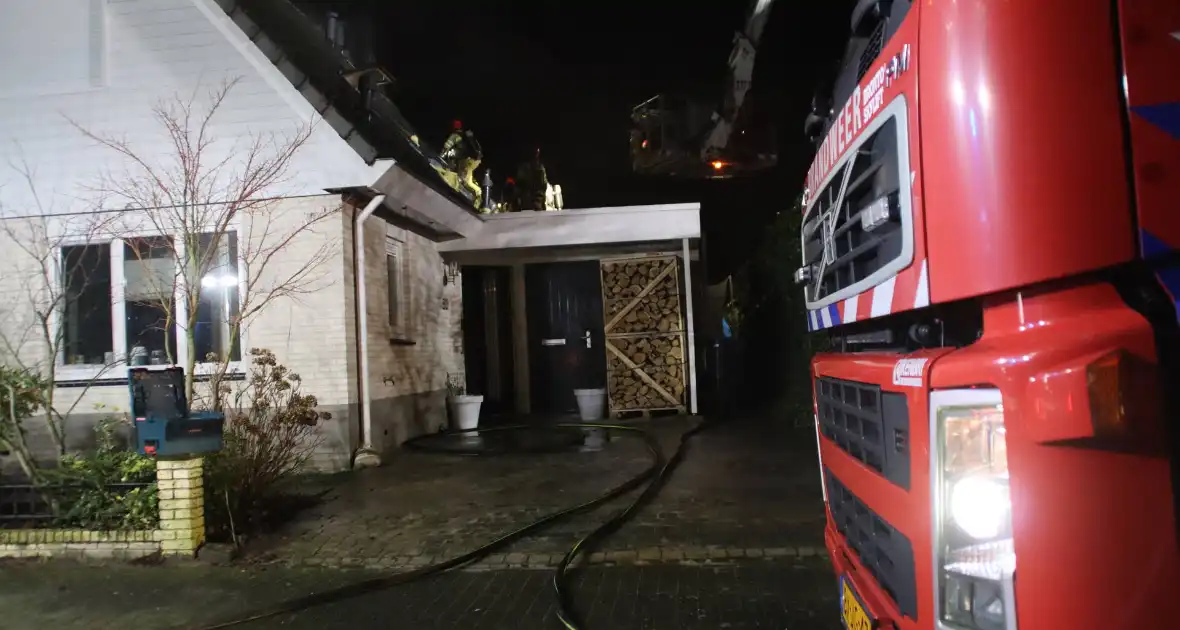 Brandweerlieden slopen dak na brand - Foto 6