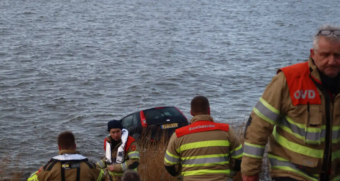 Twee personen gewond bij auto te water