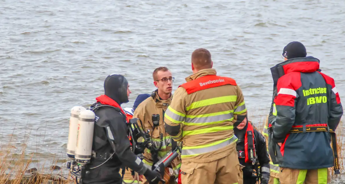 Twee personen gewond bij auto te water - Foto 1