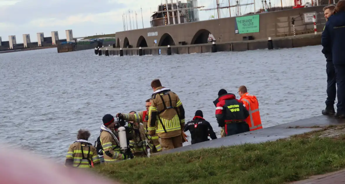 Twee personen gewond bij auto te water - Foto 2