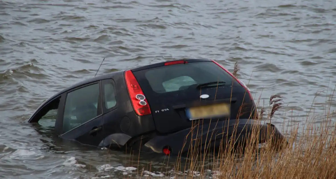 Twee personen gewond bij auto te water - Foto 3