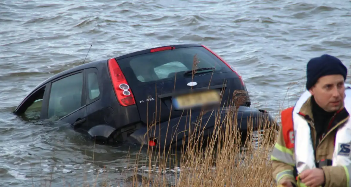 Twee personen gewond bij auto te water - Foto 4