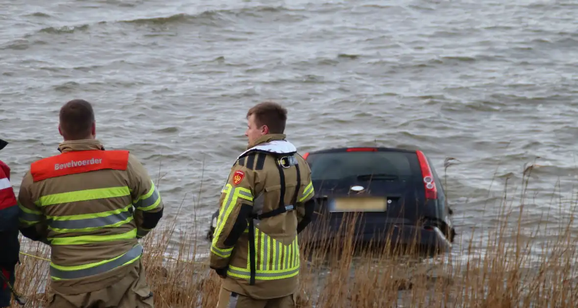 Twee personen gewond bij auto te water - Foto 5