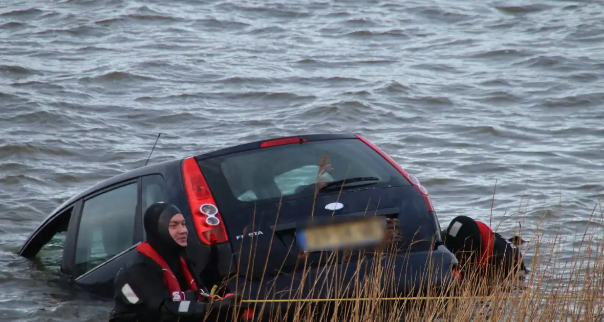 Twee personen gewond bij auto te water - Foto 6