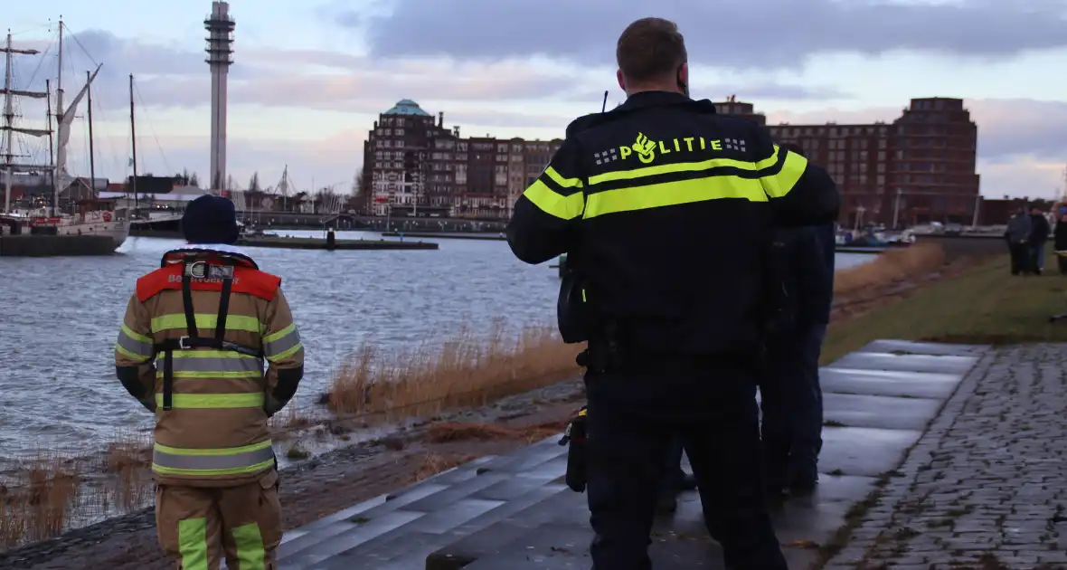 Twee personen gewond bij auto te water - Foto 7