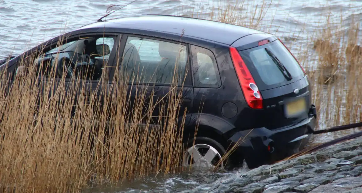 Twee personen gewond bij auto te water - Foto 8