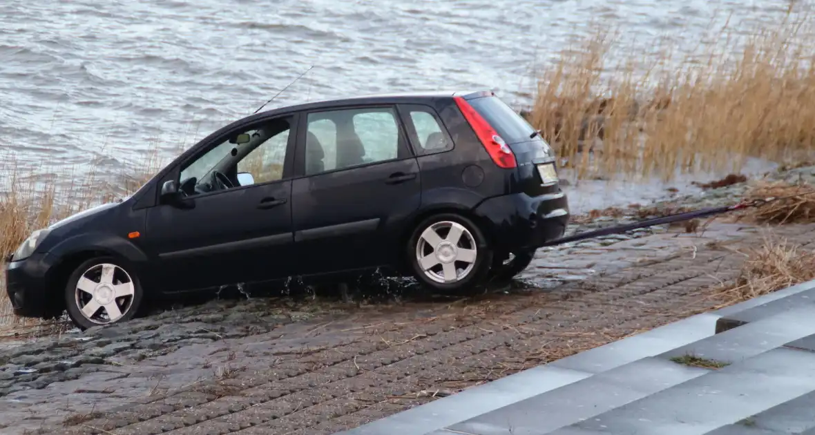 Twee personen gewond bij auto te water - Foto 9