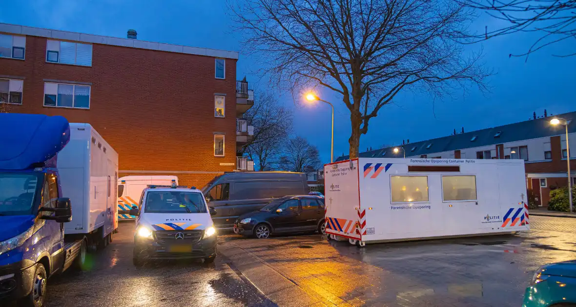 Dode en zwaargewonde aangetroffen in woning - Foto 4