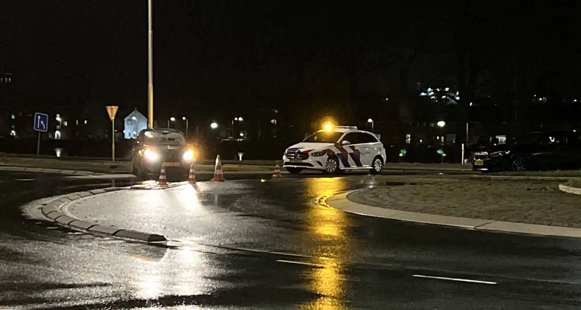 Bestelbus en personenauto botsen op rotonde