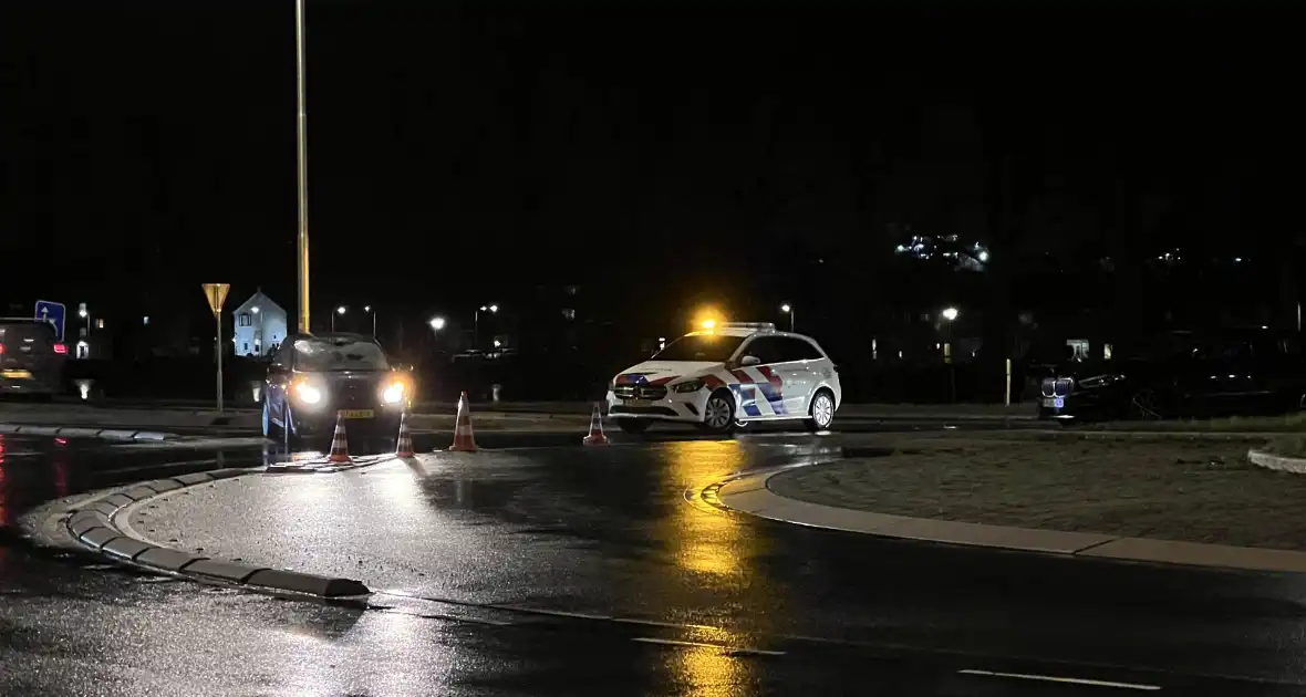 Bestelbus en personenauto botsen op rotonde - Foto 1