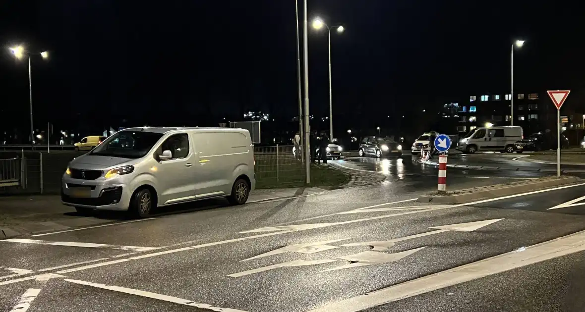 Bestelbus en personenauto botsen op rotonde - Foto 4