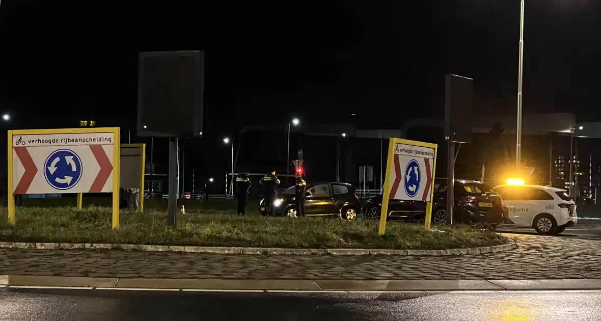 Bestelbus en personenauto botsen op rotonde - Foto 6