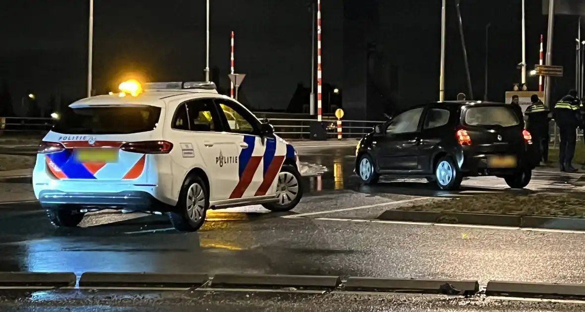 Bestelbus en personenauto botsen op rotonde - Foto 7