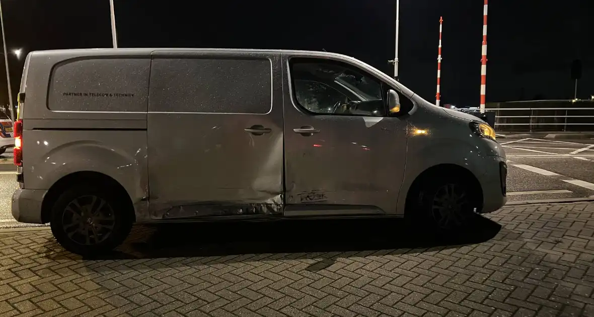 Bestelbus en personenauto botsen op rotonde - Foto 8