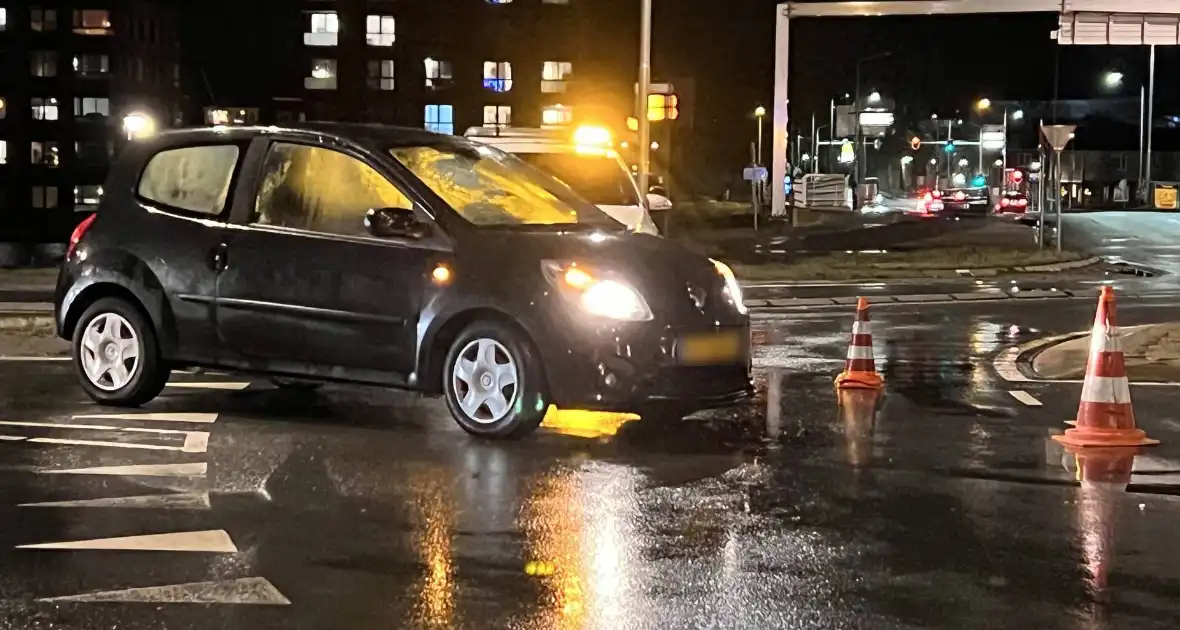 Bestelbus en personenauto botsen op rotonde - Foto 9