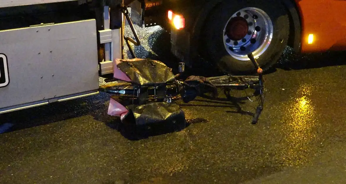 Bezorgfietser zwaargewond bij aanrijding met vrachtwagen - Foto 3