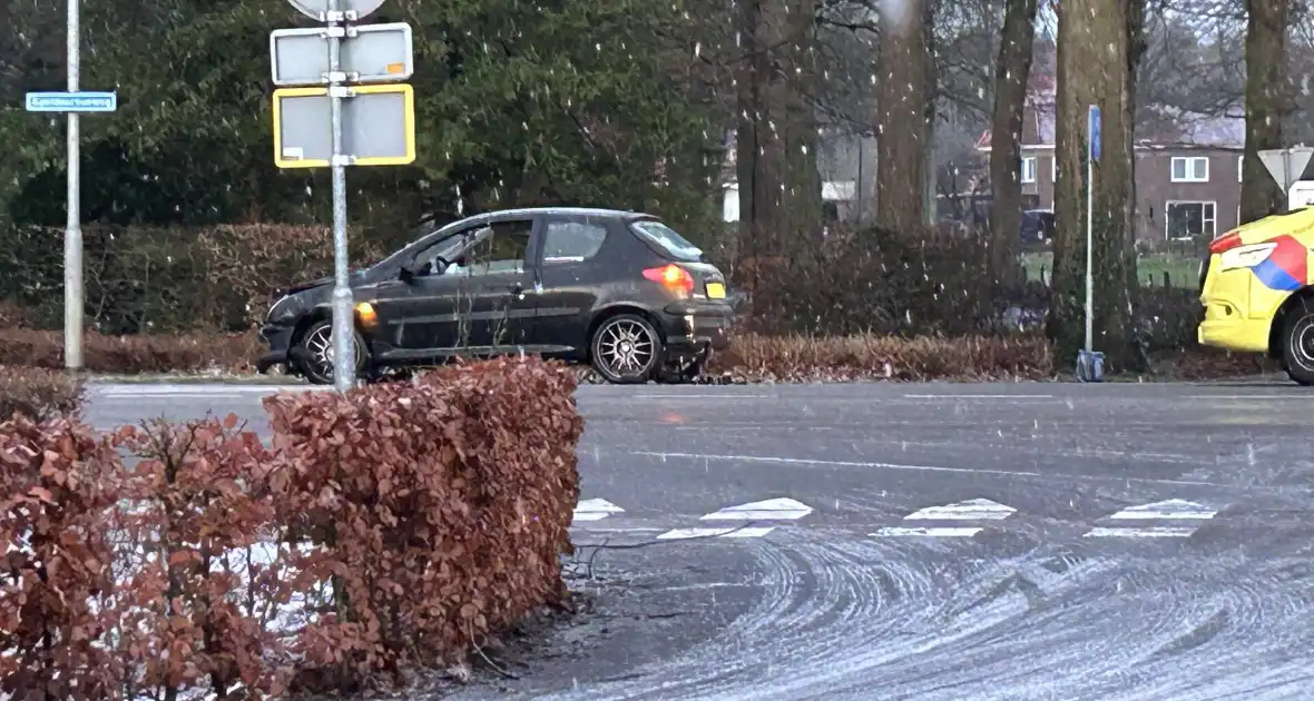 Automobilist klapt op middengeleider