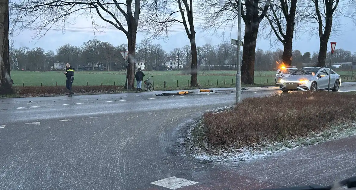 Automobilist klapt op middengeleider - Foto 1