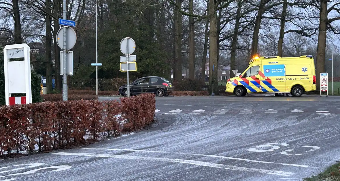 Automobilist klapt op middengeleider - Foto 3