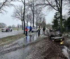 Automobilist op de kop in sloot door gladheid