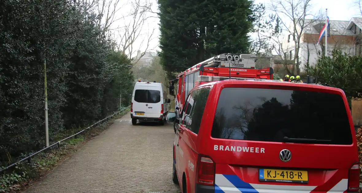 Brandweer doet onderzoekt naar gaslucht in woning - Foto 3