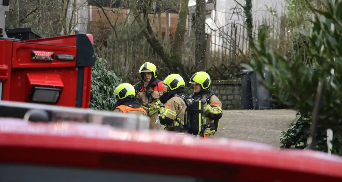 Brandweer doet onderzoekt naar gaslucht in woning - Foto 5