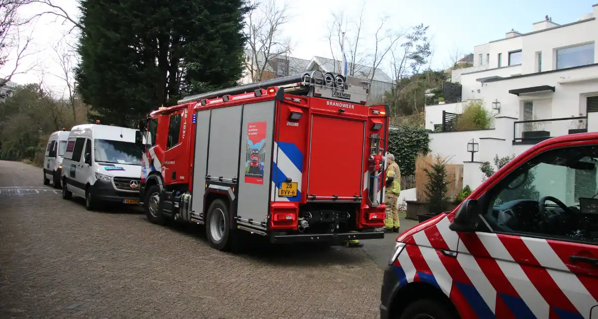 Brandweer doet onderzoekt naar gaslucht in woning - Foto 6