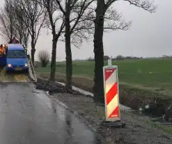 Automobilist klapt op boom en belandt in sloot