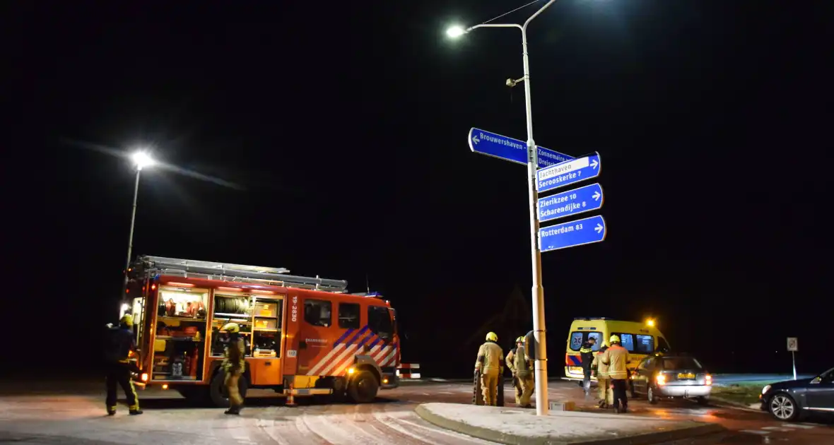 Automobilist botst op middengeleider door glad wegdek