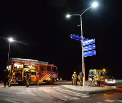 Automobilist botst op middengeleider door glad wegdek