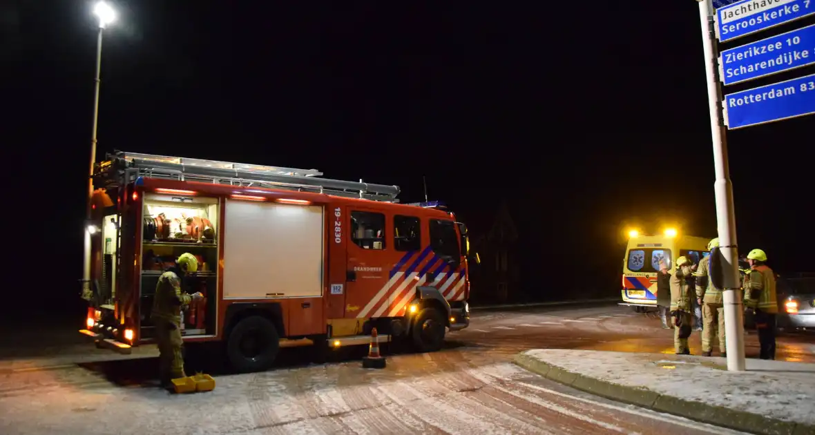 Automobilist botst op middengeleider door glad wegdek - Foto 3