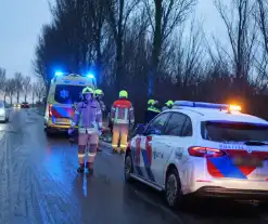 Automobilist belandt door gladheid tegen boom