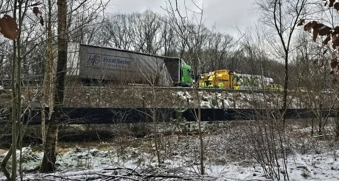 Meerdere voertuigen betrokken bij ongeval door gladheid - Foto 1