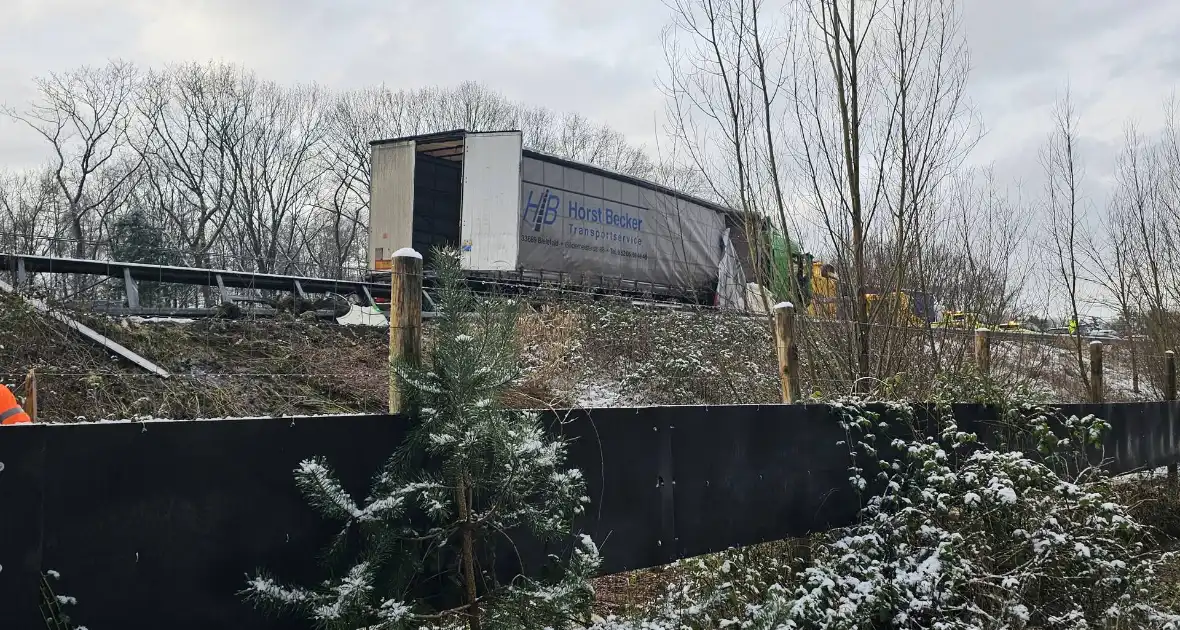 Meerdere voertuigen betrokken bij ongeval door gladheid - Foto 3