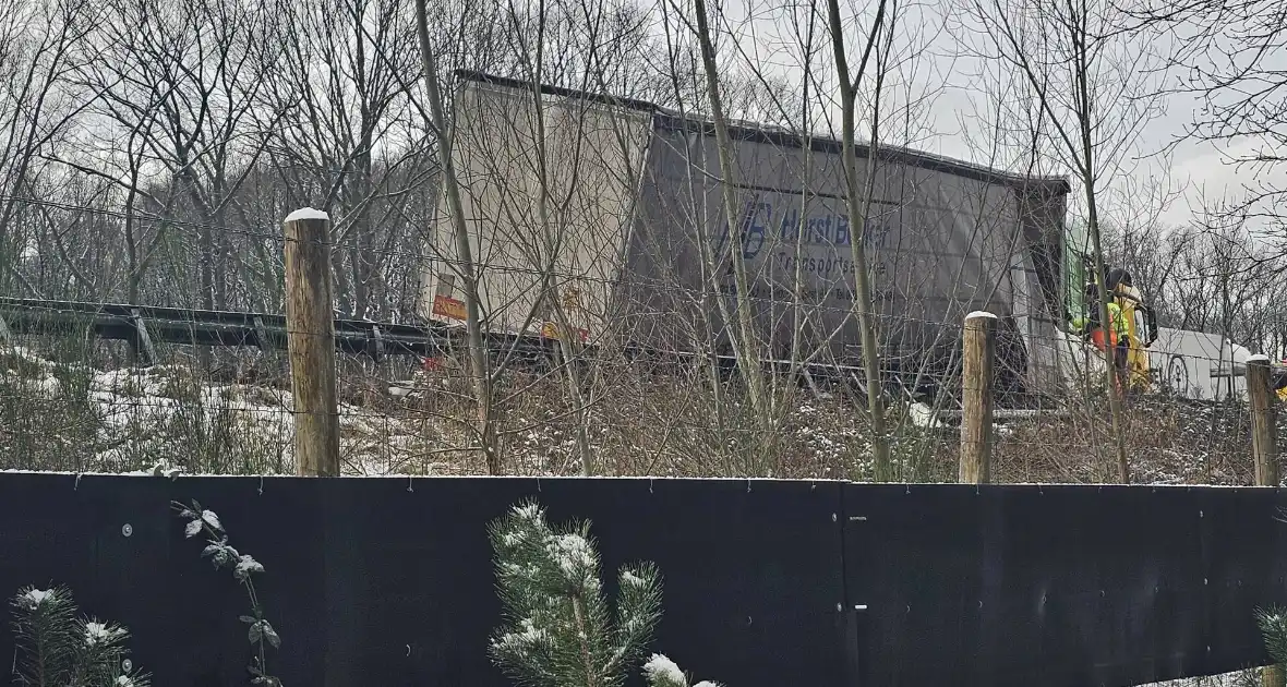 Meerdere voertuigen betrokken bij ongeval door gladheid - Foto 4