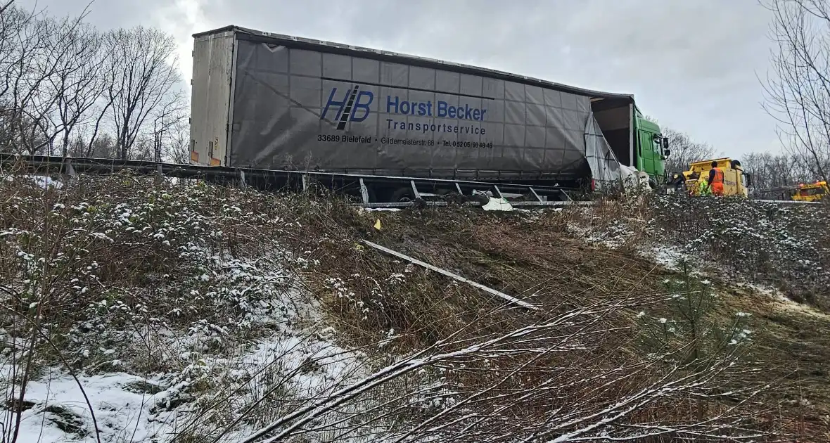 Meerdere voertuigen betrokken bij ongeval door gladheid - Foto 5