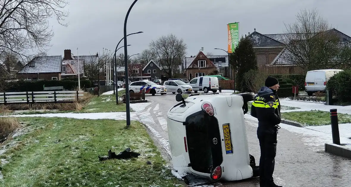 Automobilist belandt met auto op zijkant