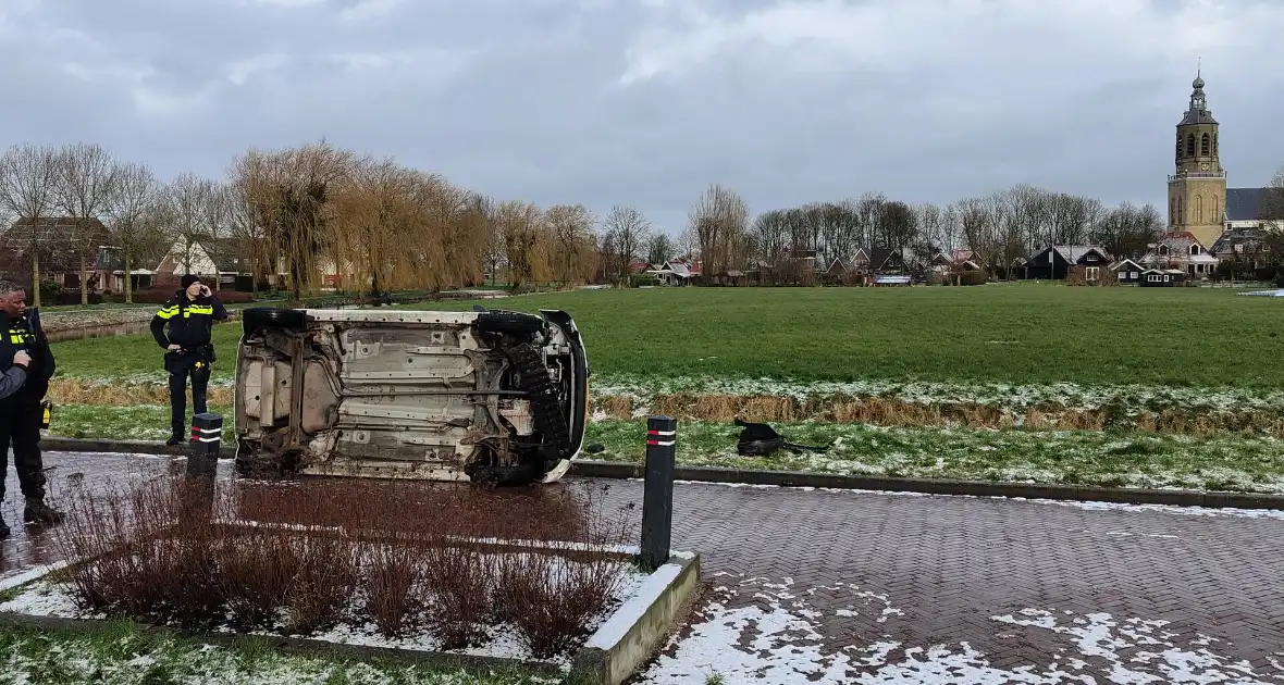 Automobilist belandt met auto op zijkant - Foto 1